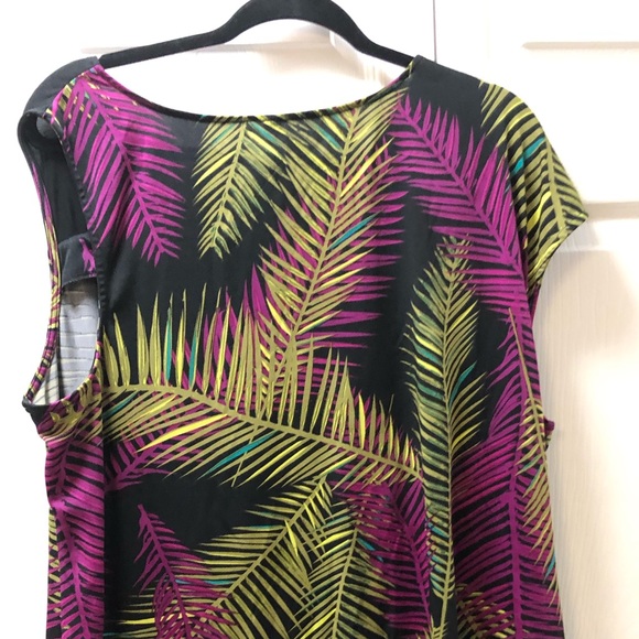 One area print top - Picture 2 of 2